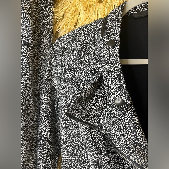 Lululemon PRISTINE Bust A Move- Peplum Jacket Zipper Moto- white Black- Size 4/6 - Picture 14 of 16